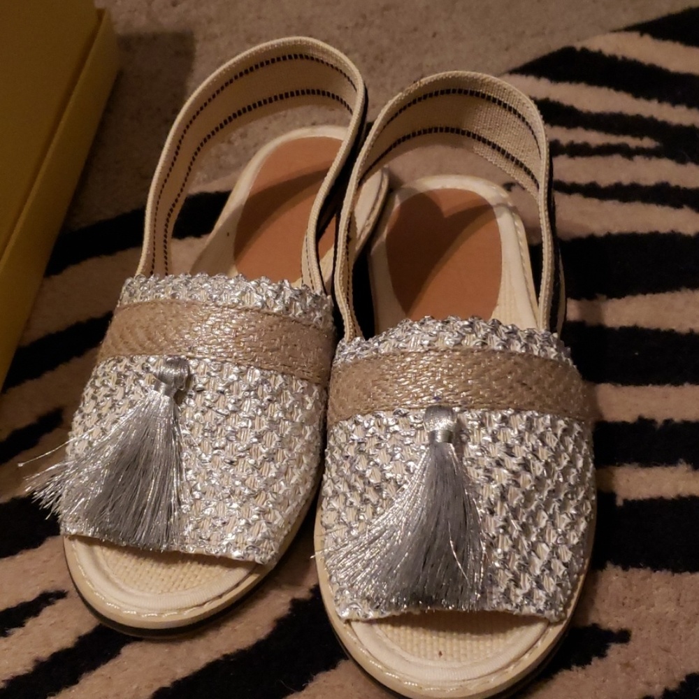 BETTYE SZ 7 SILVER BEIGE SANDALS